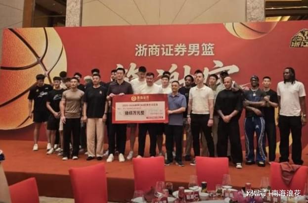 尼克斯队时隔53年NBA再夺冠，中锋罗宾逊晒比赛前酒店抓蛇视频