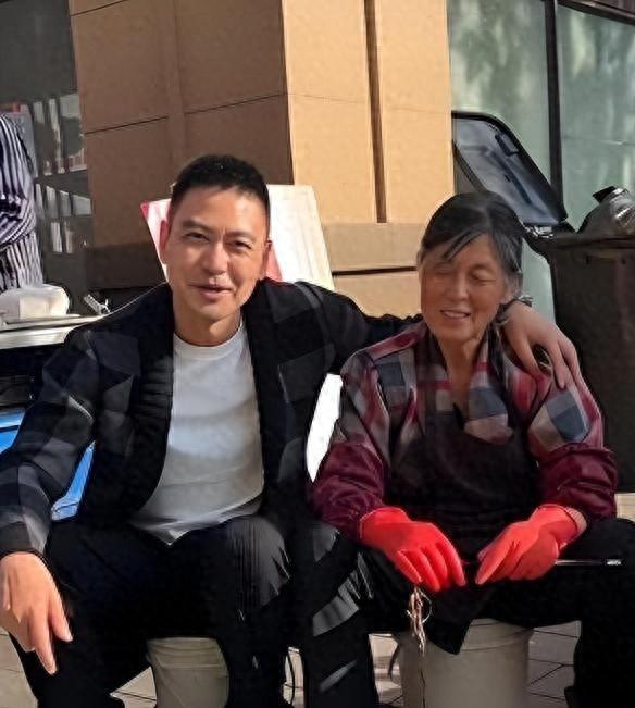 马刺丢冠3将身价暴跌!文班亚马打不了关键球,福克斯打成卧底!