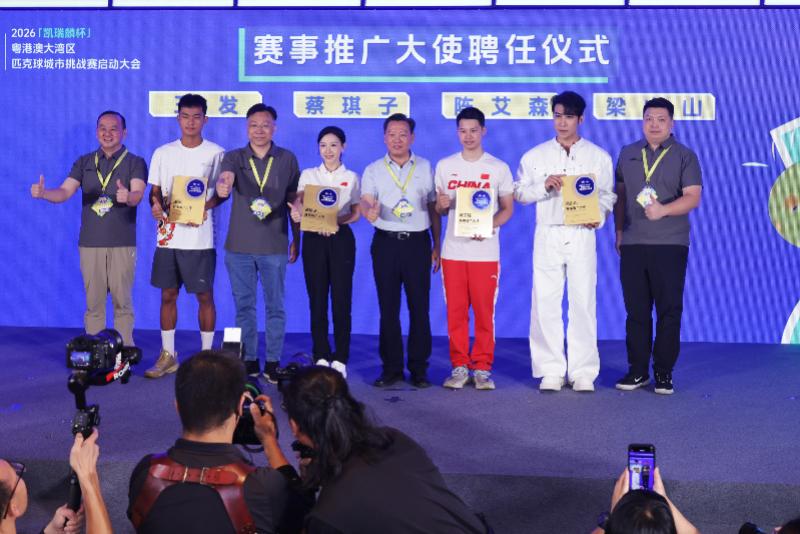 球迷质疑王曼昱团体赛不出力只顾个人赛！邓亚萍：不可能 不符合逻辑！曼昱家乡发贺信拉横幅庆祝亚运三冠王！