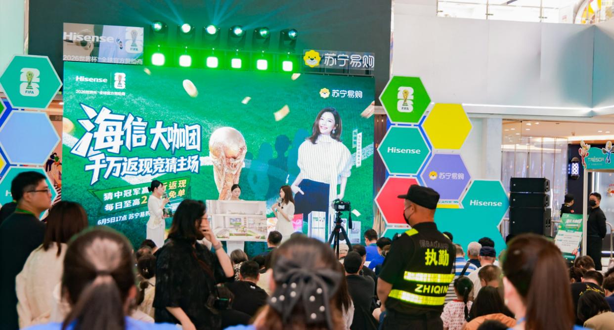 哈兰德社媒晒与全场最佳奖杯合照：有些时刻无法用言语形容